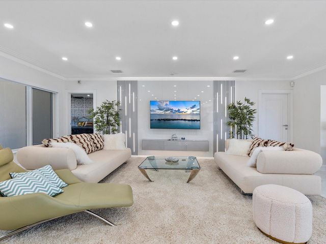 207 Royal Palm Drive, Fort Lauderdale, FL 33301
