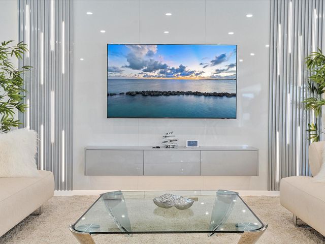 207 Royal Palm Drive, Fort Lauderdale, FL 33301