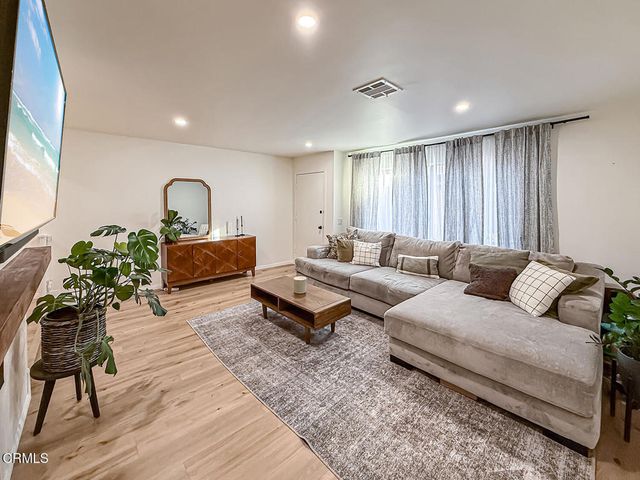 5465 Newcastle Avenue 6, Encino, CA 91316