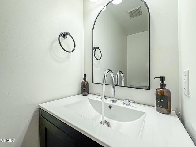 5465 Newcastle Avenue 6, Encino, CA 91316