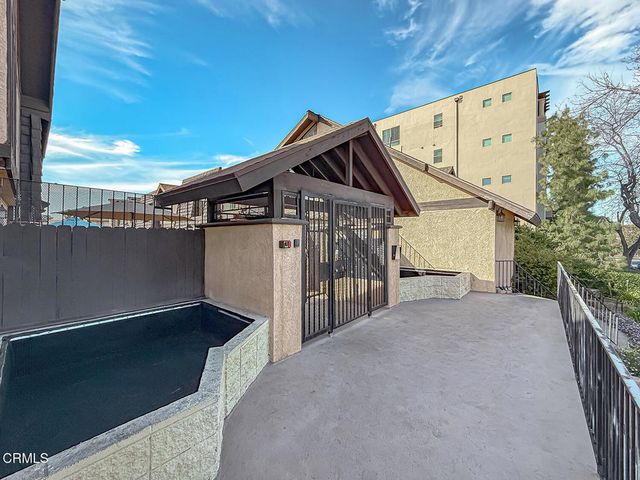 5465 Newcastle Avenue 6, Encino, CA 91316