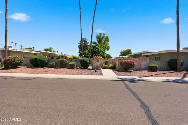 10040 W LANCASTER Drive, Sun City, AZ 85351