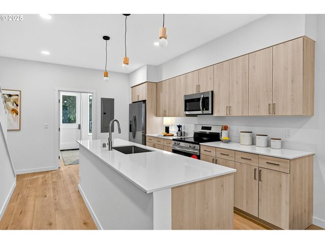 7224 Ne Going St, Portland, OR 97218