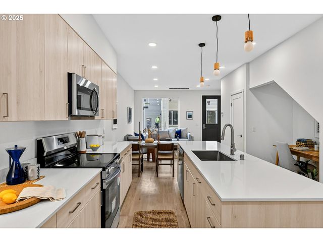 7224 Ne Going St, Portland, OR 97218