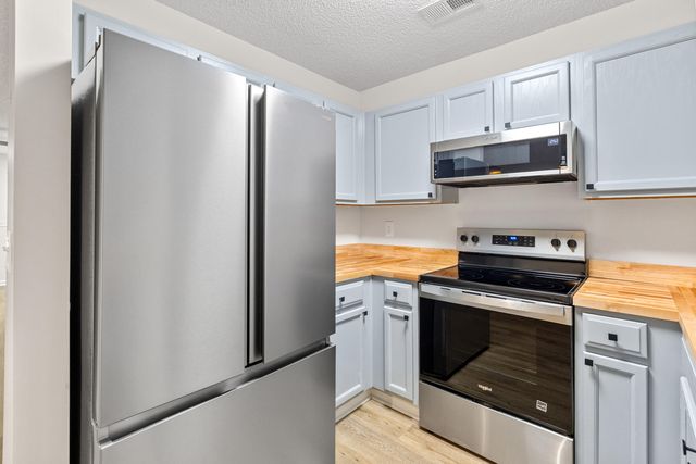 8032 Shadow Oak Drive, North Charleston, SC 29406