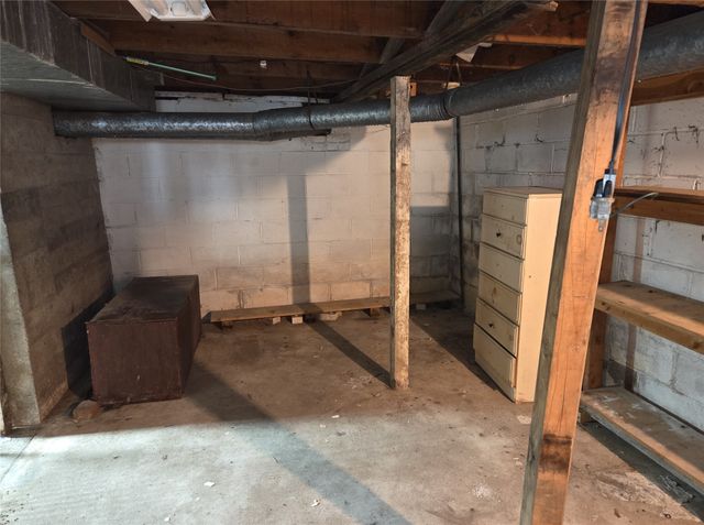 403 N I Street, Indianola, IA 50125