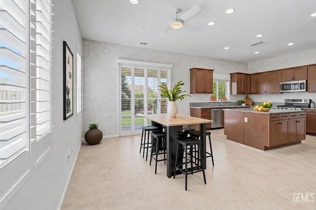 9803 Petersburg Place, Bakersfield, CA 93306