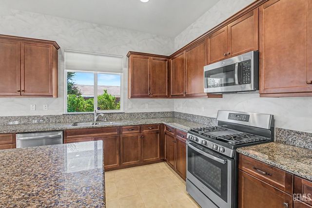 9803 Petersburg Place, Bakersfield, CA 93306