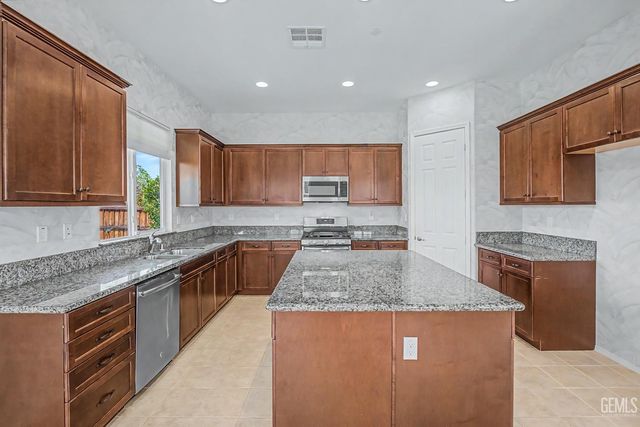 9803 Petersburg Place, Bakersfield, CA 93306