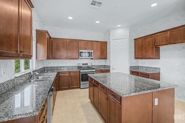 9803 Petersburg Place, Bakersfield, CA 93306