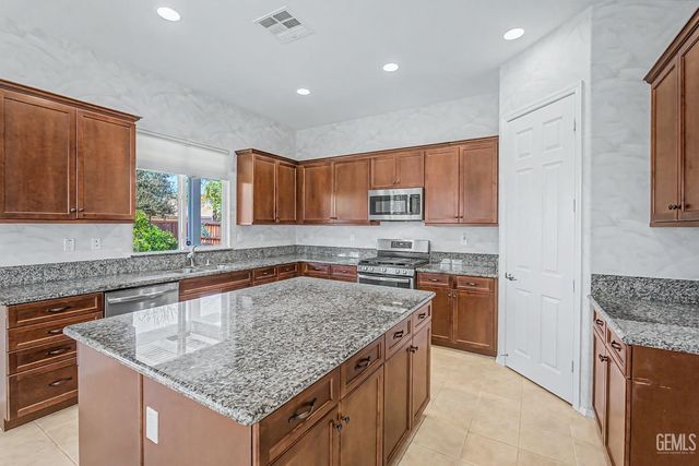 9803 Petersburg Place, Bakersfield, CA 93306