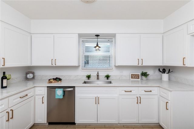 726 Meadowbrook Dr, Corpus Christi, TX 78412