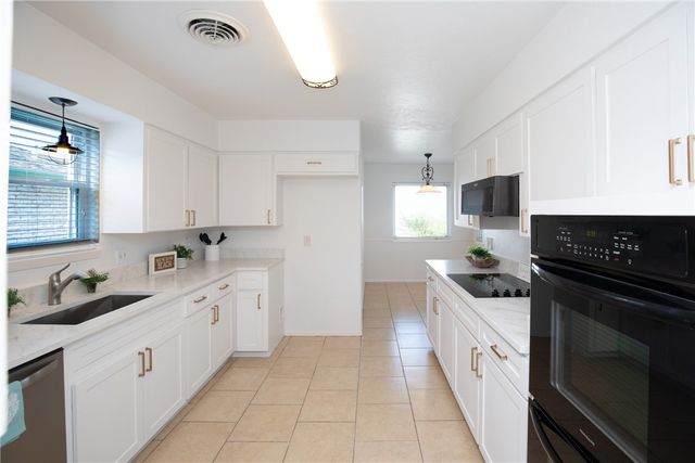 726 Meadowbrook Dr, Corpus Christi, TX 78412