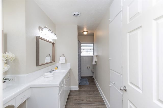 726 Meadowbrook Dr, Corpus Christi, TX 78412