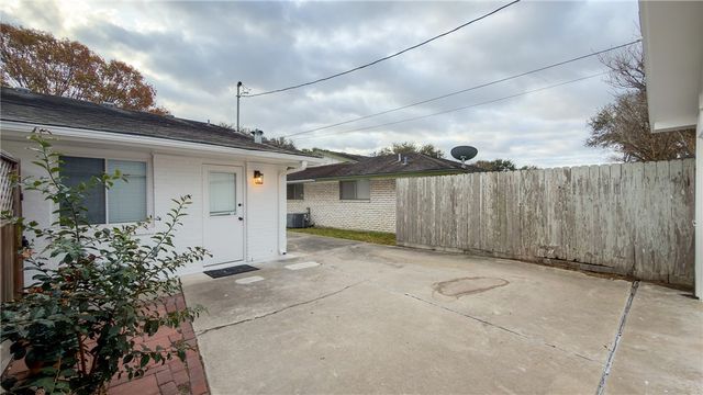 726 Meadowbrook Dr, Corpus Christi, TX 78412