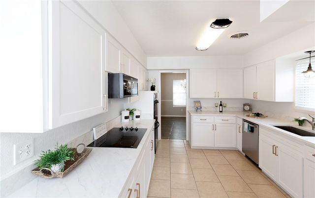 726 Meadowbrook Dr, Corpus Christi, TX 78412