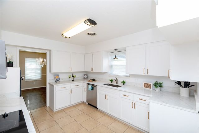 726 Meadowbrook Dr, Corpus Christi, TX 78412