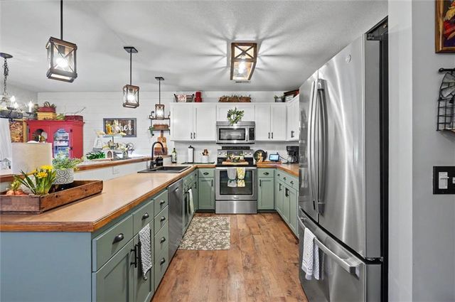 1008 Kathys Court, Baldwin City, KS 66006