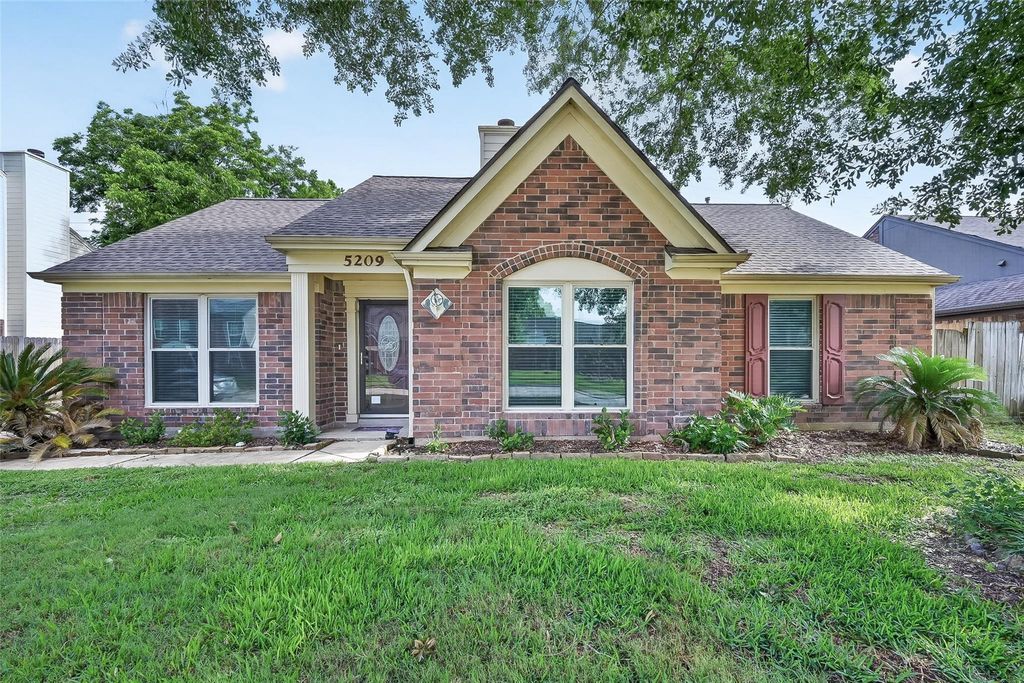 5209 Spring Circle Drive, Pearland, TX 77584