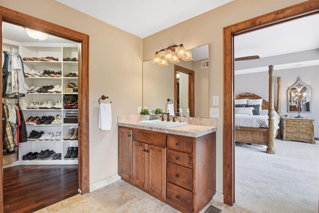 10053 Trails End Road, Chanhassen, MN 55317