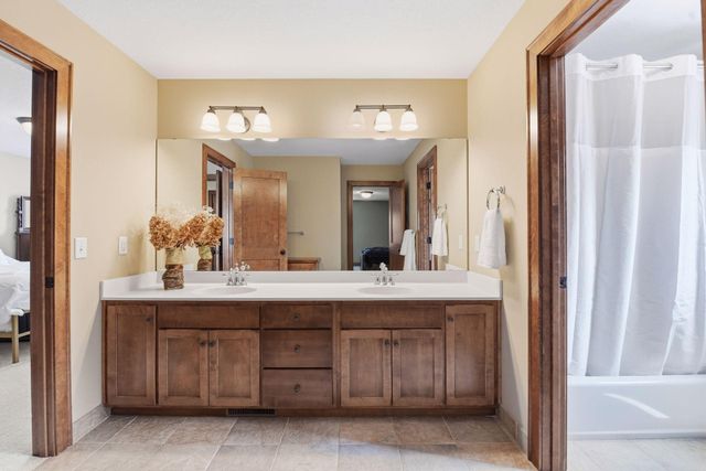 10053 Trails End Road, Chanhassen, MN 55317