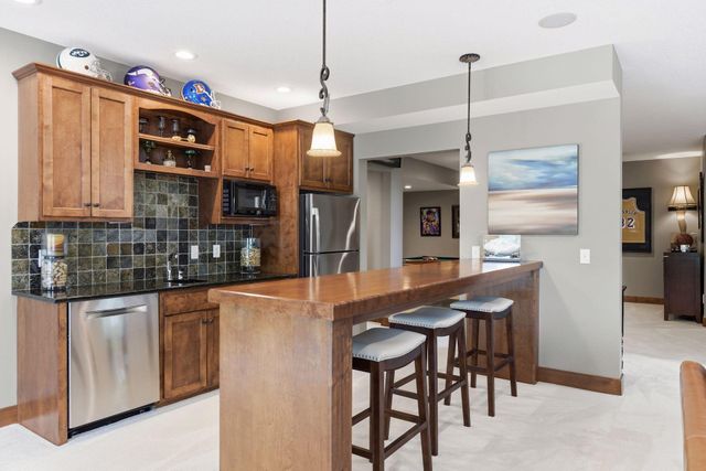 10053 Trails End Road, Chanhassen, MN 55317