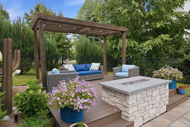 10053 Trails End Road, Chanhassen, MN 55317