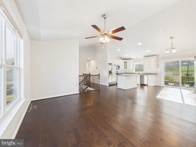 8 HOWARD CIR, Fredericksburg, VA 22405