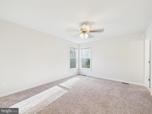 8 HOWARD CIR, Fredericksburg, VA 22405