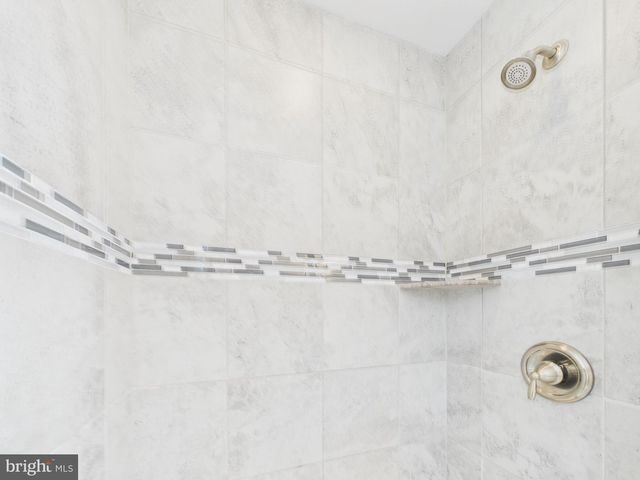 8 HOWARD CIR, Fredericksburg, VA 22405