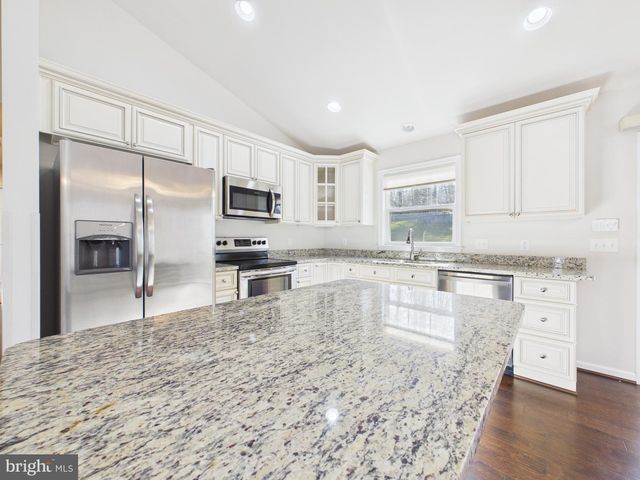 8 HOWARD CIR, Fredericksburg, VA 22405