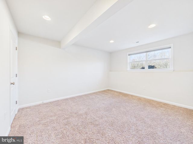 8 HOWARD CIR, Fredericksburg, VA 22405