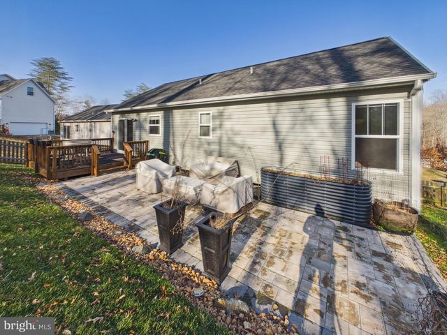 8 HOWARD CIR, Fredericksburg, VA 22405