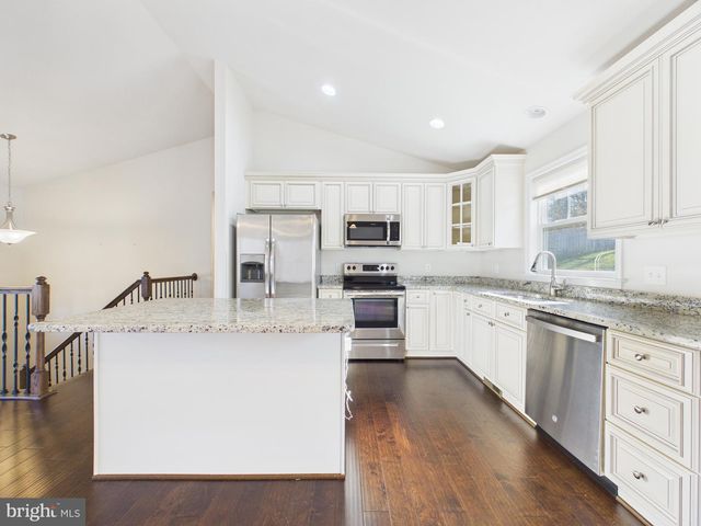 8 HOWARD CIR, Fredericksburg, VA 22405