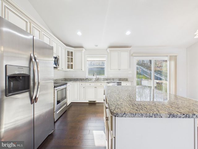 8 HOWARD CIR, Fredericksburg, VA 22405