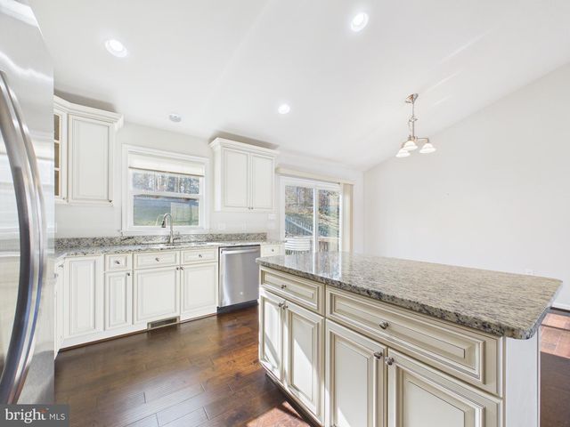 8 HOWARD CIR, Fredericksburg, VA 22405