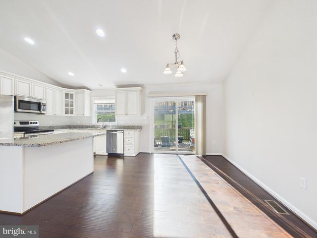 8 HOWARD CIR, Fredericksburg, VA 22405