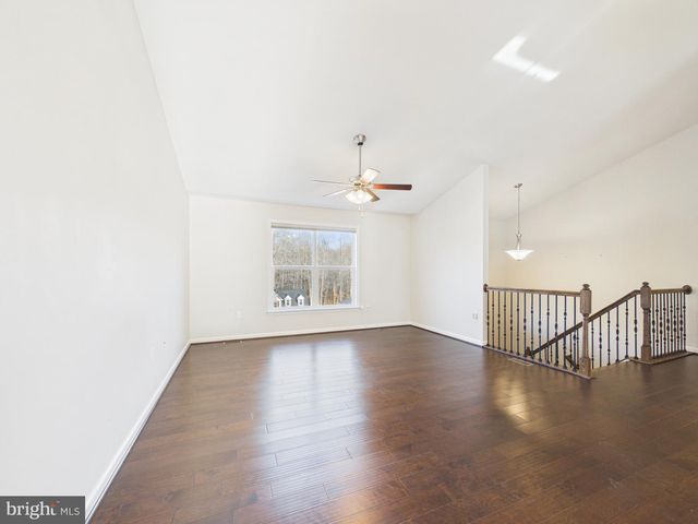 8 HOWARD CIR, Fredericksburg, VA 22405