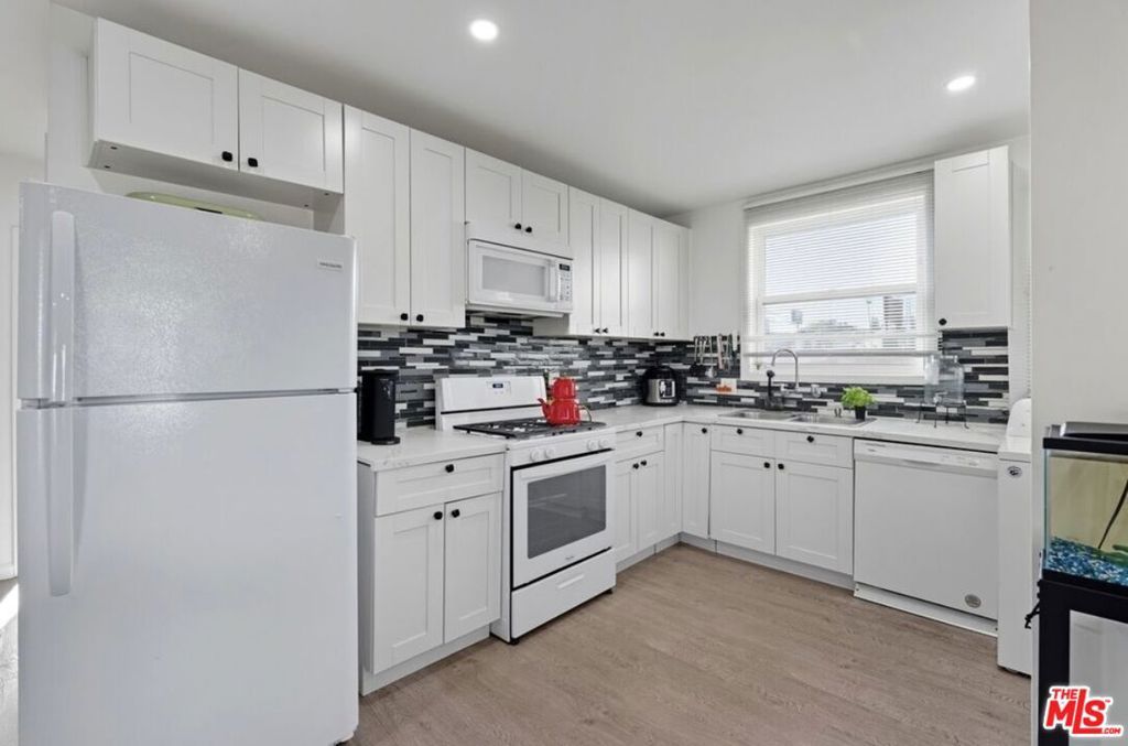 Image 16 of property listing at 10915 Ayres Avenue, Los Angeles, CA 90064