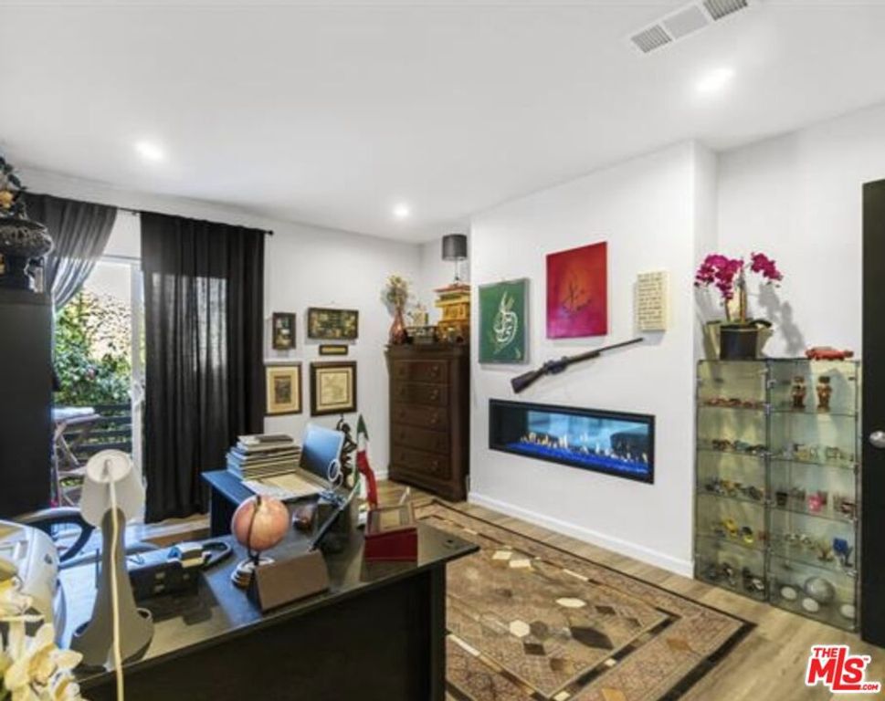 Image 18 of property listing at 10915 Ayres Avenue, Los Angeles, CA 90064
