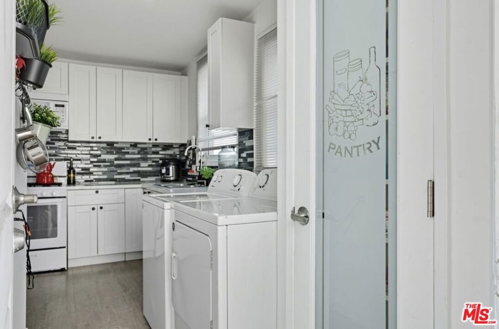 Image 21 of property listing at 10915 Ayres Avenue, Los Angeles, CA 90064