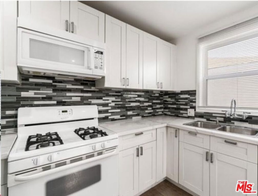 Image 27 of property listing at 10915 Ayres Avenue, Los Angeles, CA 90064