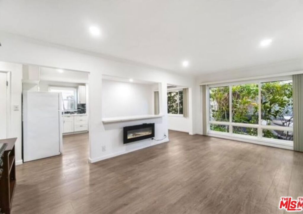 Image 31 of property listing at 10915 Ayres Avenue, Los Angeles, CA 90064