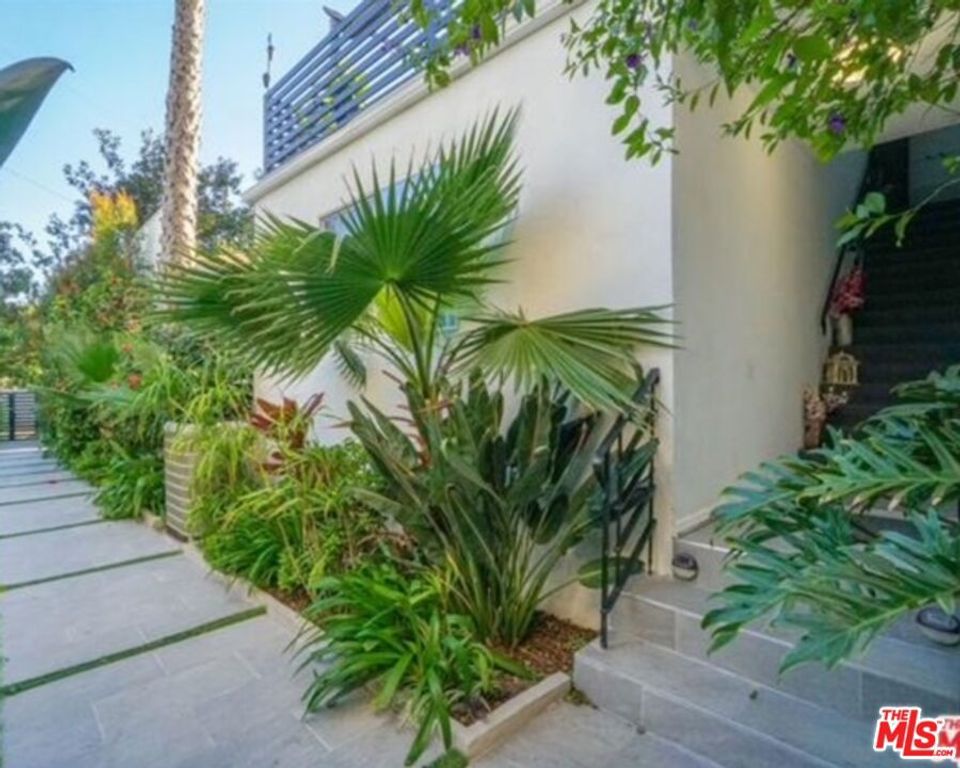 Image 35 of property listing at 10915 Ayres Avenue, Los Angeles, CA 90064