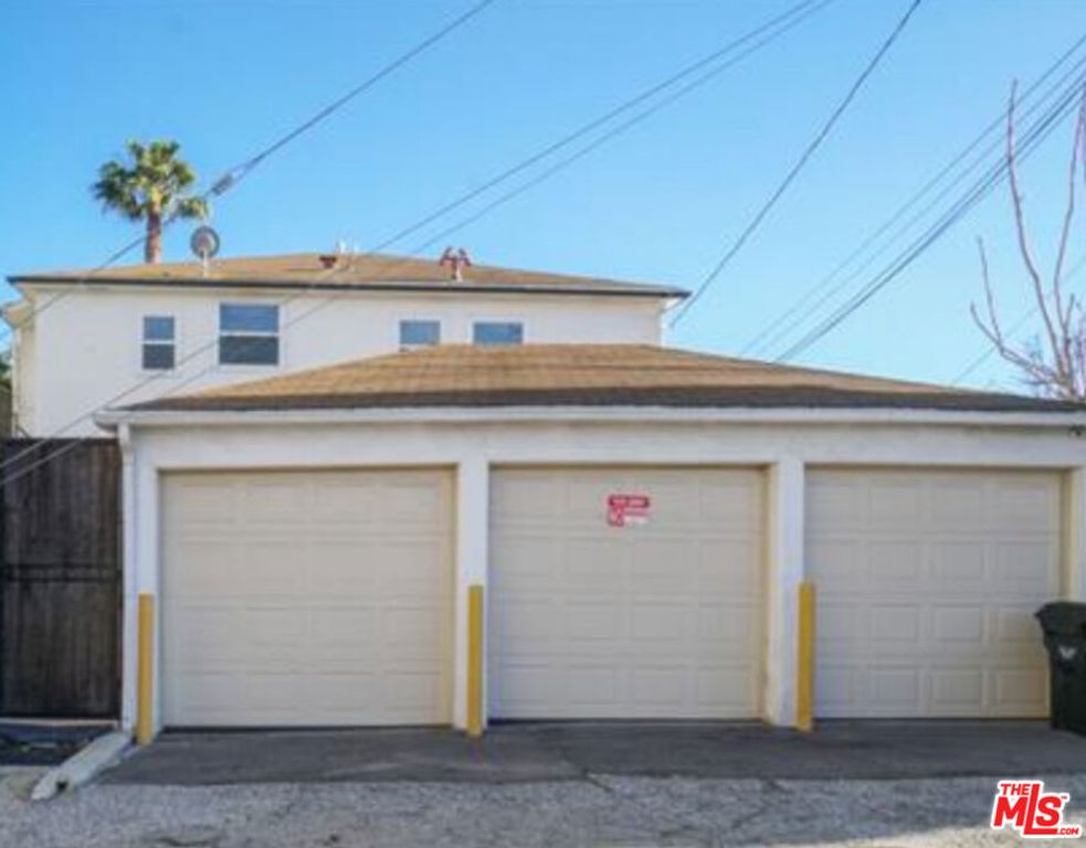 Image 36 of property listing at 10915 Ayres Avenue, Los Angeles, CA 90064