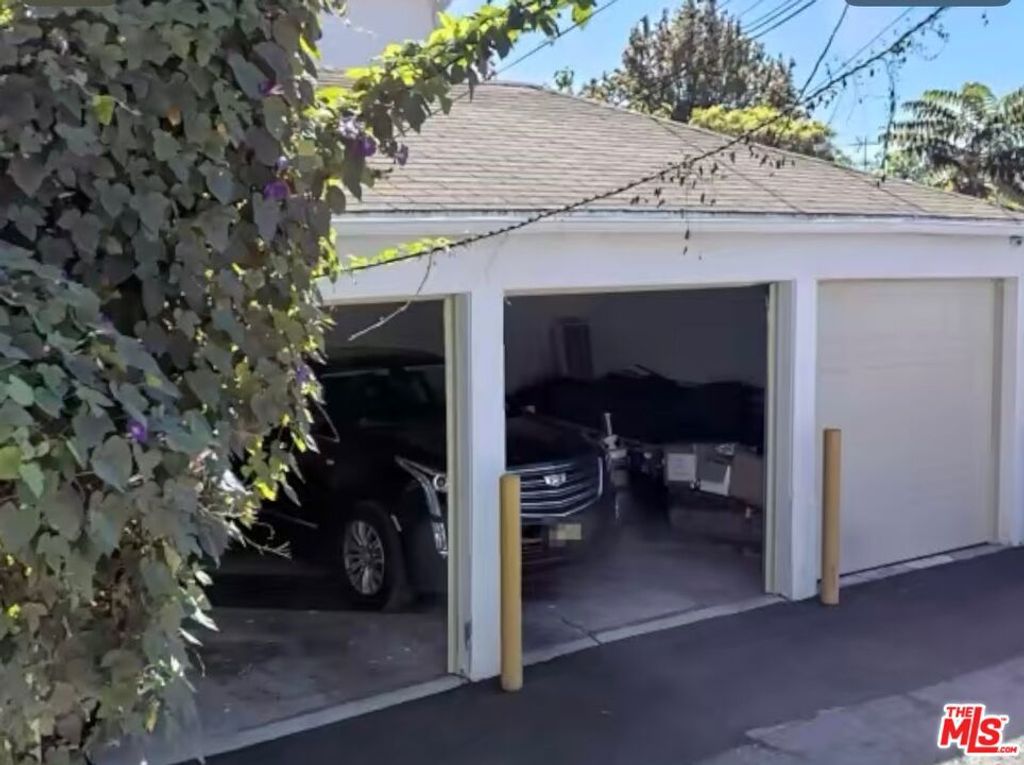 Image 37 of property listing at 10915 Ayres Avenue, Los Angeles, CA 90064