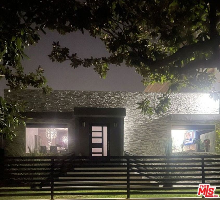 Image 4 of property listing at 10915 Ayres Avenue, Los Angeles, CA 90064