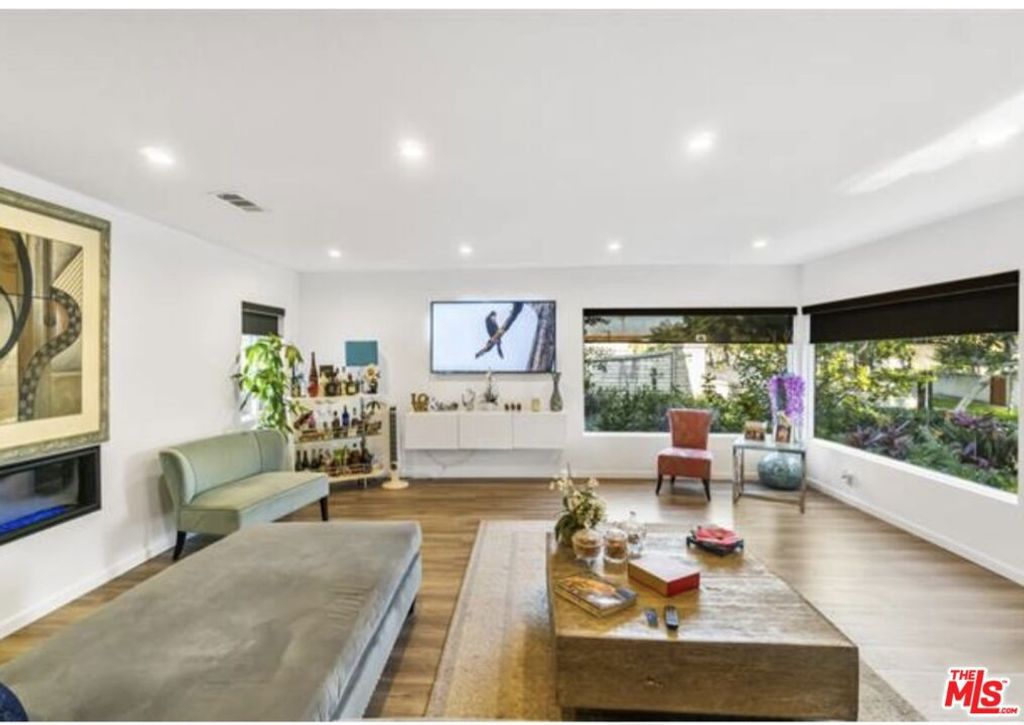 Image 6 of property listing at 10915 Ayres Avenue, Los Angeles, CA 90064