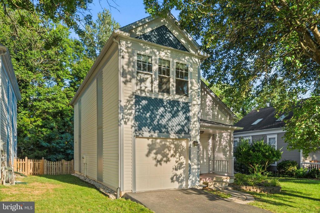 6 FENTON WOOD DR, Sterling, VA 20165