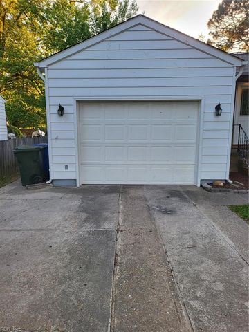 17 Gay DR, Newport News, VA 23606